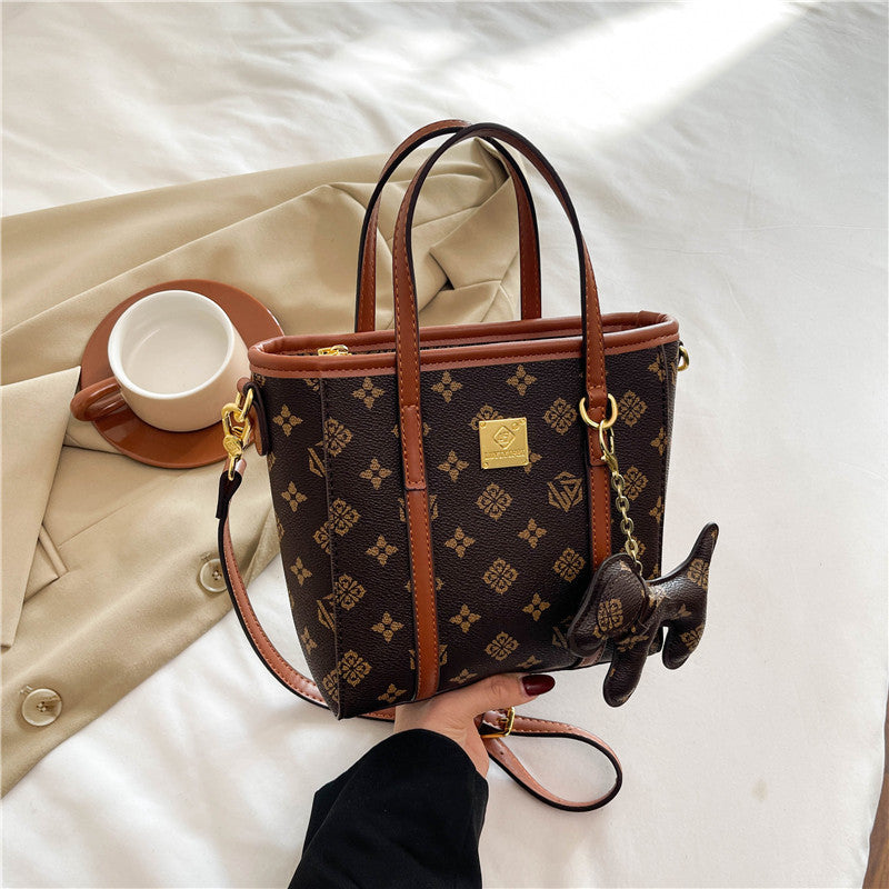 This year's popular women's 2025 new fashion European and American letters presbyted vegetable basket women's bag portable shoulder diagonal women's bag
